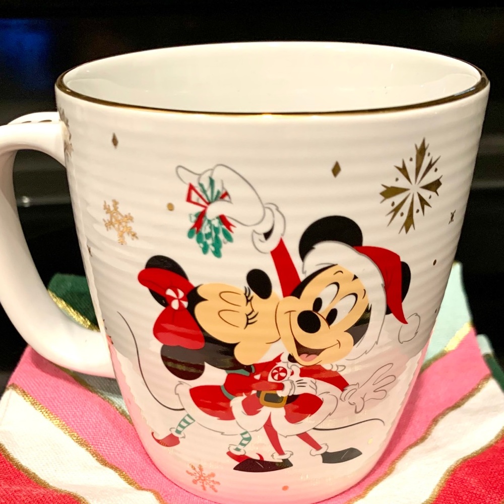 NWT DISNEY PARKS HOLIDAY 2020 MUG
